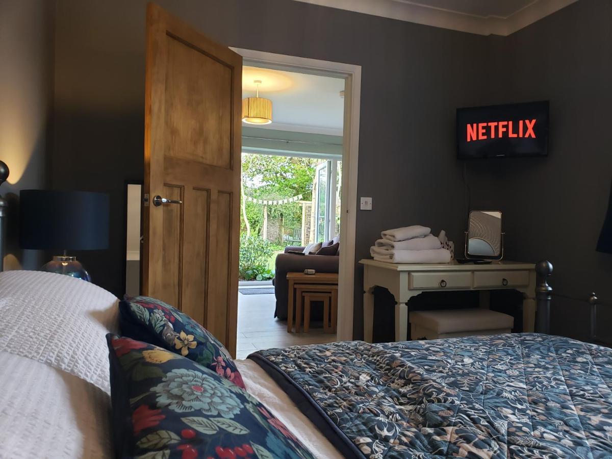 Luxury Self Catering With Cosy Cabin & Sauna In Colchester Exteriör bild