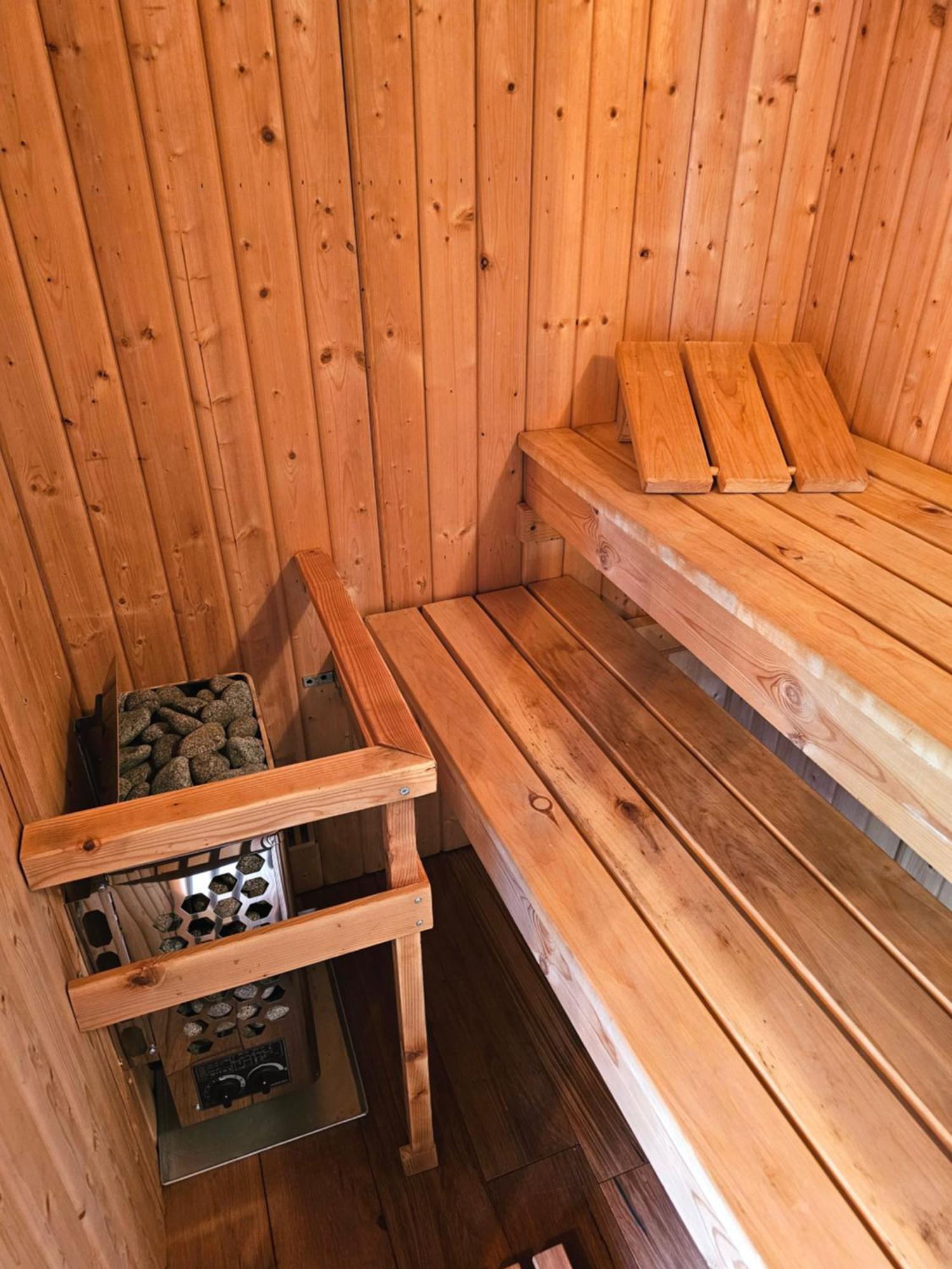Luxury Self Catering With Cosy Cabin & Sauna In Colchester Exteriör bild